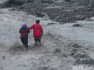 Jembatan Putus, Pelajar di Brebes Lewati Sungai Berarus Deras Jembatan Putus, Pelajar di Brebes Lewati Sungai Berarus Deras