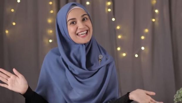 4 Tutorial Hijab Segi Empat Menutup Dada ala Shireen Sungkar