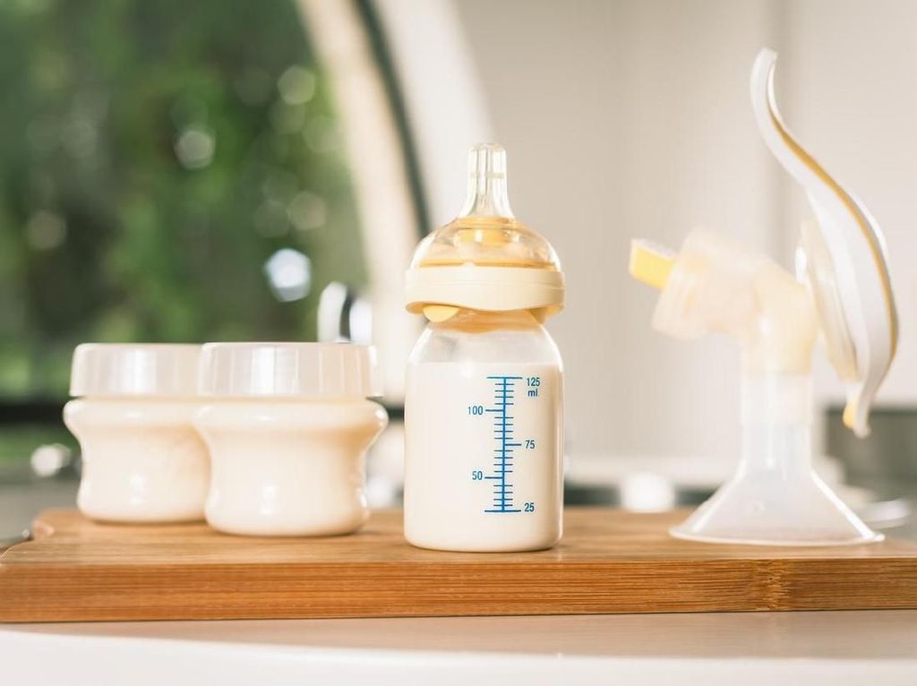 Cara Terbaik Memberikan ASIP, Pakai Botol atau Sendok? Cara Terbaik Memberikan ASIP, Pakai Botol atau Sendok?