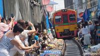 Ngeri! Penampakan Pasar di Pinggir Rel Kereta Api Thailand