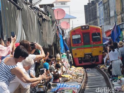 Ngeri! Penampakan Pasar di Pinggir Rel Kereta Api Thailand