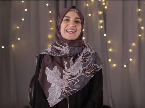 4 Tutorial Hijab Segi Empat Menutup Dada ala Shireen Sungkar