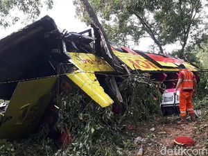Alat Berat Evakuasi Bus Bima Suci yang Terguling di Cipularang