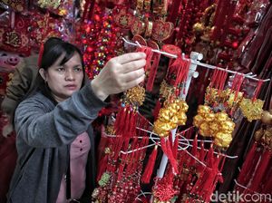 Ramai-ramai Beli Perhiasan Imlek di Glodok