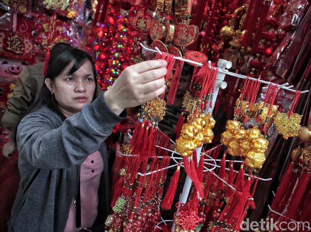 Ramai-ramai Beli Perhiasan Imlek di Glodok Ramai-ramai Beli Perhiasan Imlek di Glodok