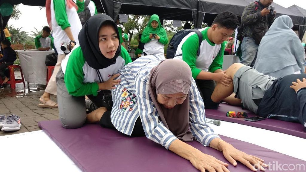 Foto: Serunya Fisioterapi Gratis di CFD Kota Depok