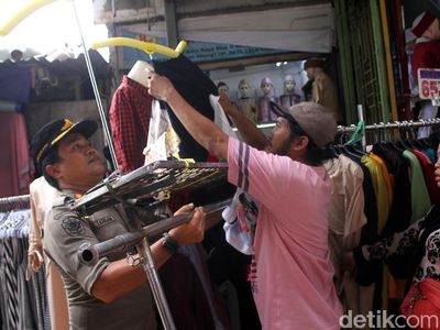 Aksi Satpol PP Tertibkan PKL Bandel di Tanah Abang