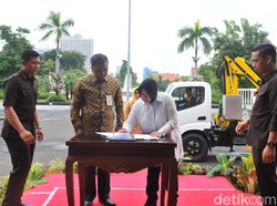 Terima Hibah Skylift Walker, Risma Akan Gunakan untuk Perantingan