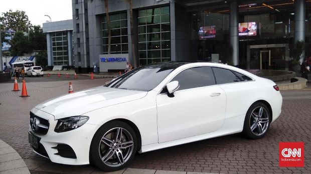 Mercedez-Benz E300 dua pintu kelir putih itu mengusung mesin V6 3.000 cc NA yang menyemburkan 228 tenaga kuda.