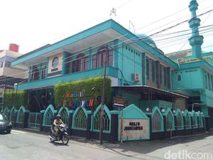 DMI Sesalkan Massa Konvoi Lempar Batu ke Masjid Jogokariyan DMI Sesalkan Massa Konvoi Lempar Batu ke Masjid Jogokariyan