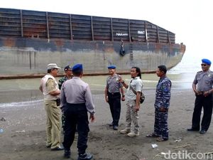 Kapal Tongkang Tanpa Awak dan Muatan Terdampar di Pemalang