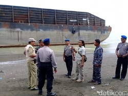 Kapal Tongkang Tanpa Awak dan Muatan Terdampar di Pemalang