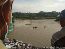 Pencarian Mobil Tercebur Sungai Brantas Tulungagung Pakai Kamera Air