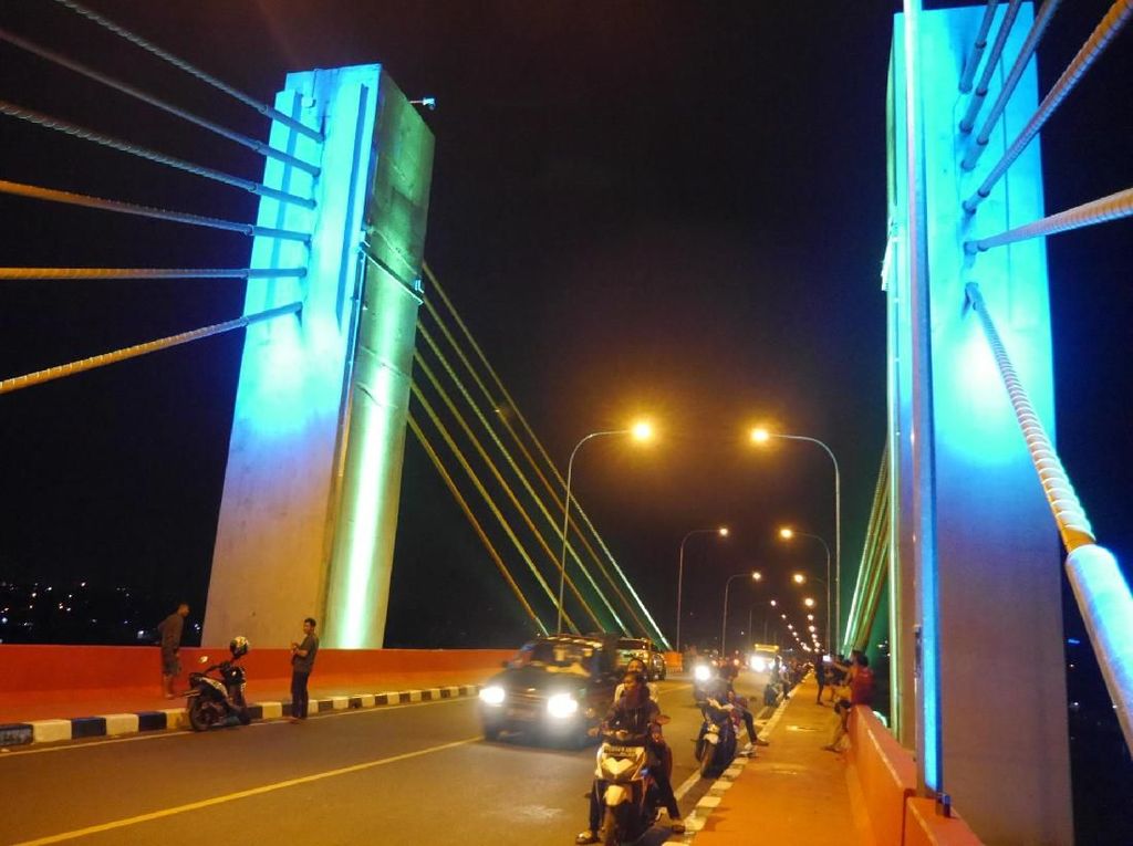 Menikmati Indahnya Malam di Palembang dari Jembatan Baru Menikmati Indahnya Malam di Palembang dari Jembatan Baru