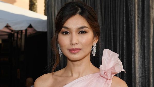 Gemma Chan Glamor dengan Warna Pink