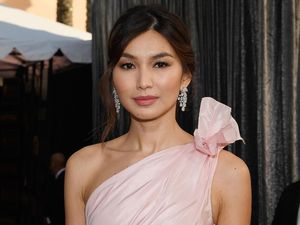 Gemma Chan Glamor dengan Warna Pink