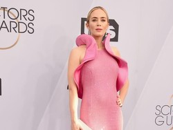 Emily Blunt Pakai Sepatu Harga Terjangkau di SAG Awards