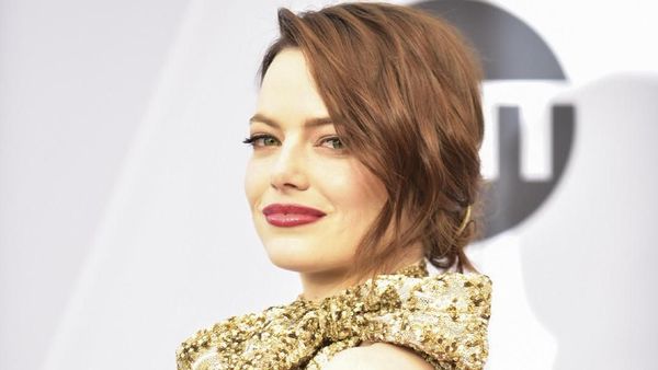 Emma Stone Bergaya Asimetris