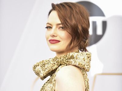 Emma Stone Bergaya Asimetris