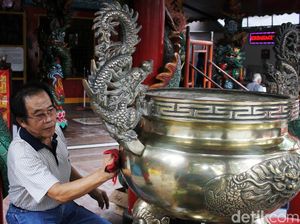Bersih-bersih Vihara Jelang Imlek