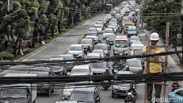 Kabel Semrawut di Depan Polsek Taman Sari Dirapikan