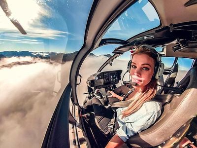 Foto: Pilot Cantik Swedia yang Hobi Bertualang