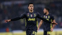 Juventus membeli Joao Cancelo dari Valencia senilai 40,4 juta euro pada 2018. Cancelo kemudian dijual ke Manchester City dengan kesepakatan pertukaran pemain yang melibatkan Danilo. Transaksi ini bernilai 65 juta euro. Foto: Paolo Bruno/Getty Images