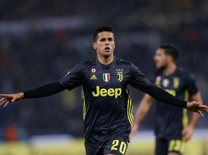 ROME, ITALY - JANUARY 27:  Joao Cancelo of Juventus celebrates after scoring the team's first goal during the Serie A match between SS Lazio and Juventus at Stadio Olimpico on January 27, 2019 in Rome, Italy.  (Photo by Paolo Bruno/Getty Images)