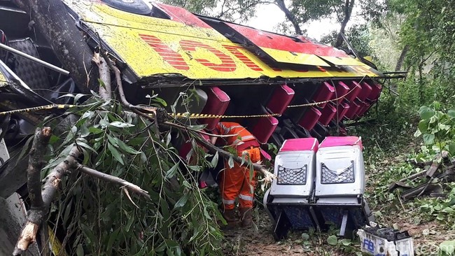 Begini Penampakan Bus Bima Suci yang Terguling di Cipularang