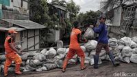 Ribuan Karung Pasir Disiapkan untuk Antisipasi Banjir Rob di Jakut