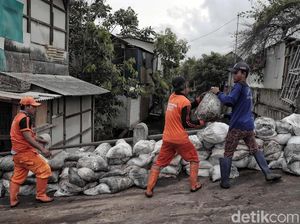 Ribuan Karung Pasir Disiapkan untuk Antisipasi Banjir Rob di Jakut