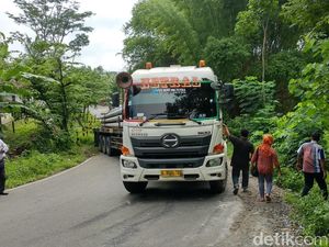 Tak Kuat Nanjak, Sebuah Trailer Melintang di Jalur Pacitan-Ponorogo