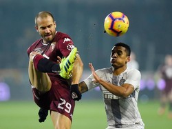 Mengakhiri laga dengan 10 pemain, Inter takluk 0-1 dari Torino. REUTERS/Massimo Pinca.