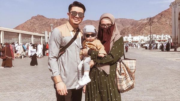 Zaskia Sungkar Bercadar Saat Umrah, Ini Gayanya yang Curi Perhatian