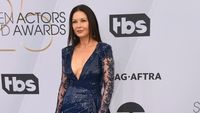 Hadiri SAG Awards, Catherine Zeta-Jones Bergaun Seksi di Usia 49