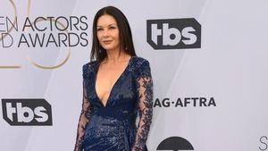 Hadiri SAG Awards, Catherine Zeta-Jones Bergaun Seksi di Usia 49