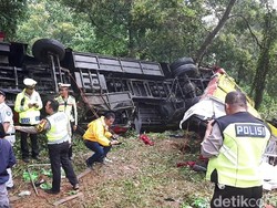 Detik-detik Bus Terguling di Cipularang yang Tewaskan 7 Orang