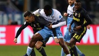Tuan rumah langsung menyambut Juventus dengan penampilan agresif sejak selepas kick-off. Juventus tak dibiarkan nyaman menguasai bola. (Foto: Paolo Bruno/Getty Images)
