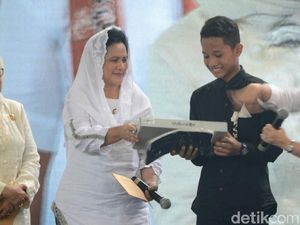 Di Banyuwangi, Iriana Jokowi Bagi-bagi Laptop dan Jam Tangan