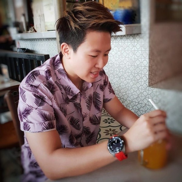 Resmi gantung raket, wanita berusia 33 tahun ini ternyata suka makan. Kali ini Liliyana Natsir tengah menikmati segelas minuman segar.  Foto: Instagram@natsirliliyana