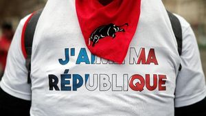 Saat 10 Ribu Demonstran Syal Merah Banjiri Paris