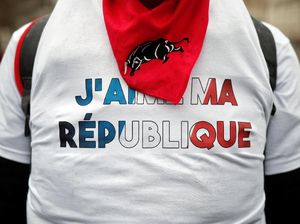 Saat 10 Ribu Demonstran Syal Merah Banjiri Paris Saat 10 Ribu Demonstran Syal Merah Banjiri Paris
