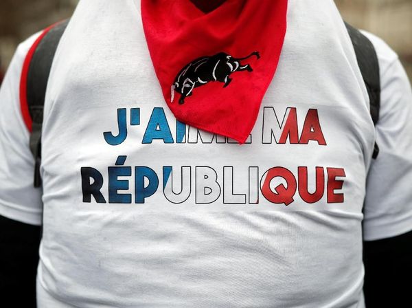 Saat 10 Ribu Demonstran Syal Merah Banjiri Paris