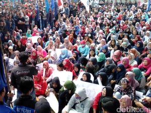 Dua Bulan Tak Digaji, Ribuan Buruh Garmen di Sukabumi Demo