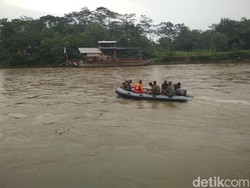 Video: Mobil Tercebur ke Sungai Brantas, 3 Penumpang Masih Dicari