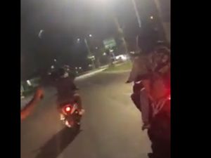 Viral! Sekelompok ABG Bermotor Petentengan Bawa Celurit di Tangsel