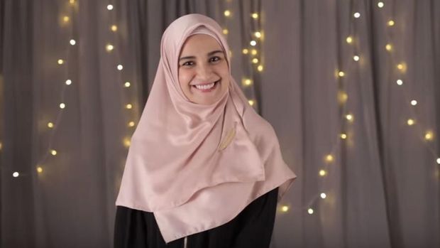 4 Tutorial Hijab Segi Empat Menutup Dada ala Shireen Sungkar