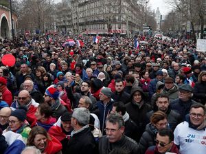 Protes Rompi Kuning, 10 Ribu Demonstran Syal Merah Banjiri Paris Protes Rompi Kuning, 10 Ribu Demonstran Syal Merah Banjiri Paris