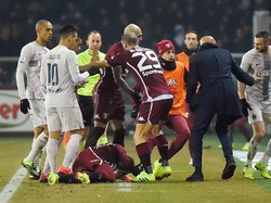 Usaha Inter untuk mengejar ketertinggalan mendapat pukulan telak setelah Matteo Politano dikartu merah di babak kedua. REUTERS/Massimo Pinca.