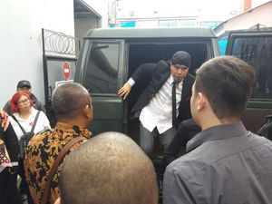 Potret Detik-detik Ahmad Dhani Masuk ke Rutan Cipinang